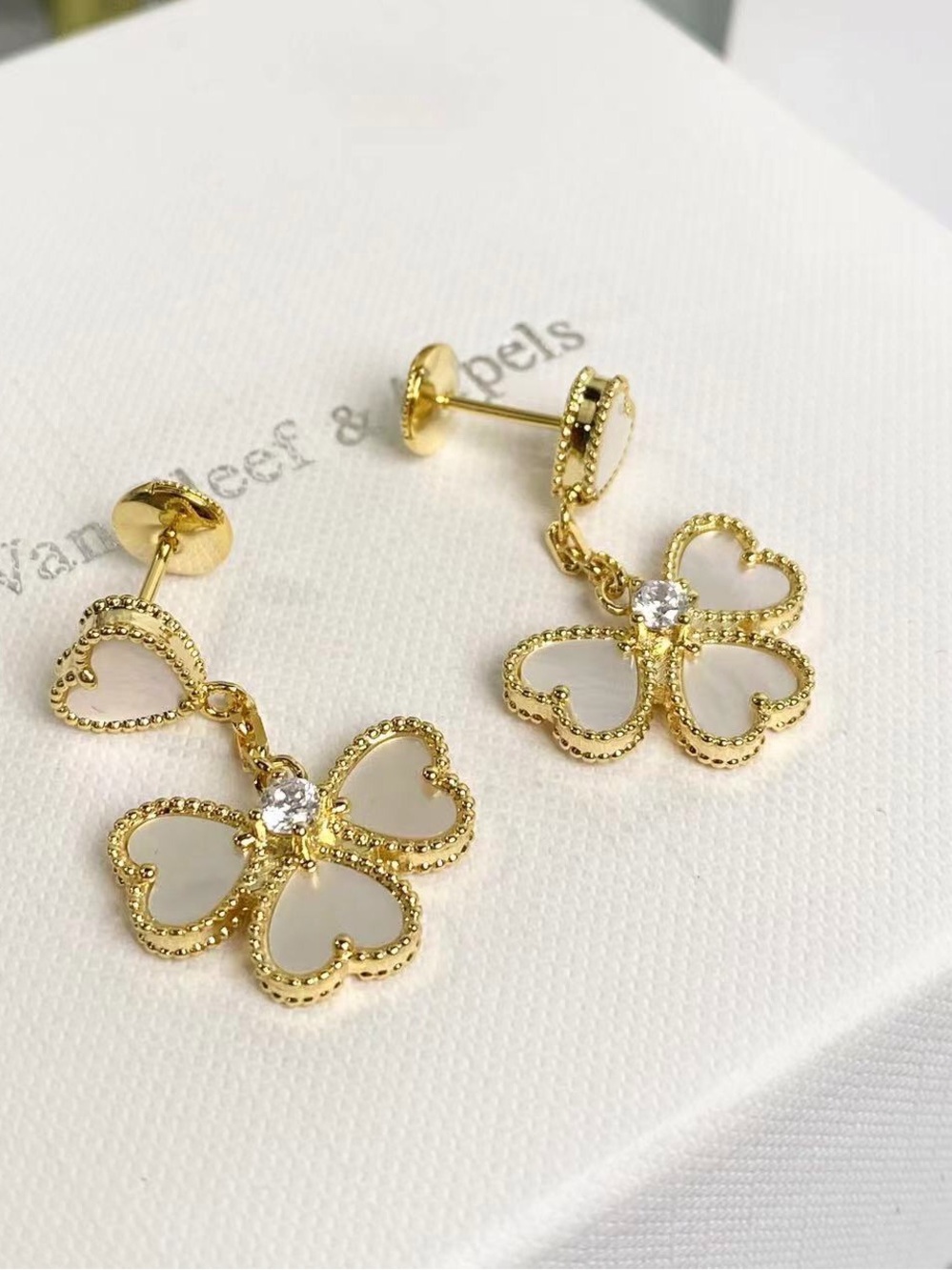 Excellent Used Condition Van Cleef & Arpels Earrings - Picture 2 of 4